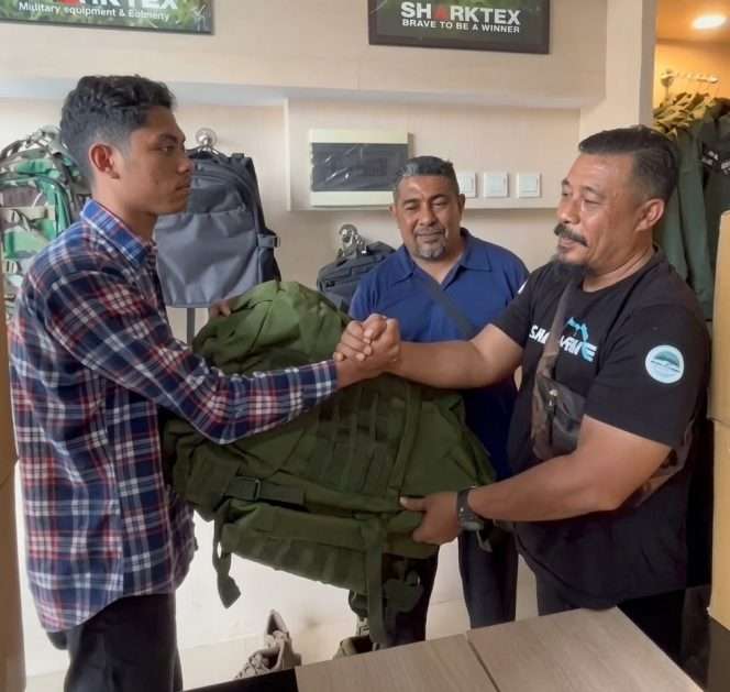 
 Simbolis penyerahan bantuan oleh Sharktex bersama Komunitas ARELA Official berupa tas ransel P1 untuk menunjang kebutuhan para relawan di lapangan. (IG ARELA Official)