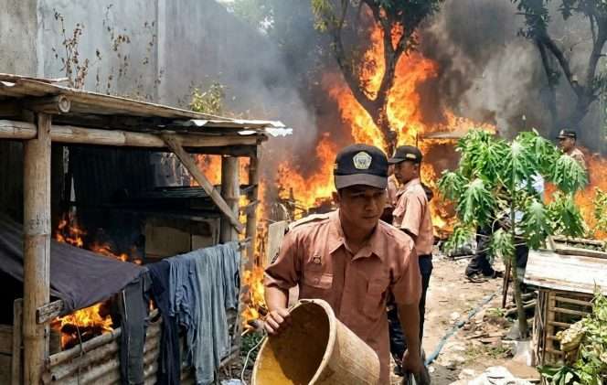 
 Siswa SMKN 1 turut memadamkan api kebakaran di permukiman Mondoroko. (IG Info Singosari)