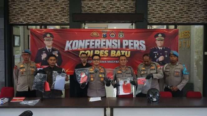
 Kapolres Batu, AKBP Panji Gedhe Prabawa, didampingi Wakapolres, Kompol Anton Widodo, Kasatreskrim, AKP Zaenal Arifin dan Ps. Kasi Humas, Iptu M. Huda Rohman, menunjukkan barang bukti saat konferensi pers. (Yan)