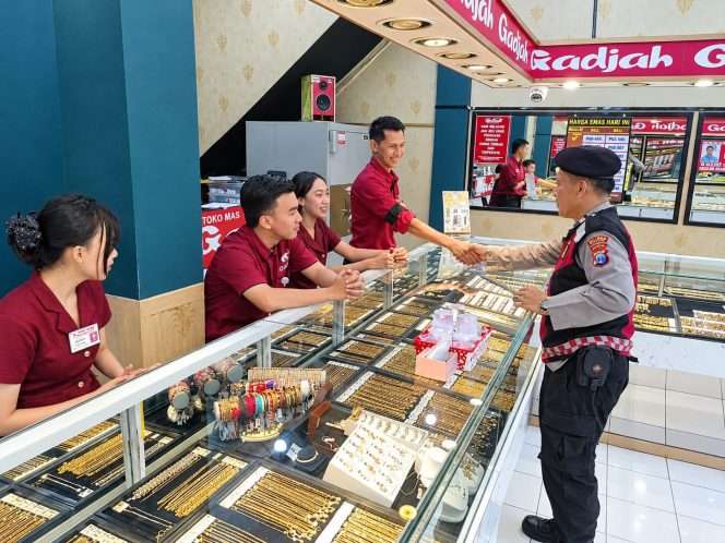 
 Personel Polres Malang melakukan patroli di pertokoan, salah satu rangkaian penciptaan keamanan  di kawasan perbankan dan juga patroli malam hari. (Website Tri Brata)