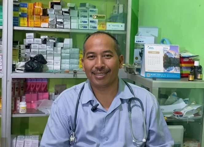 
 Pengamat kesehatan Malang Raya, alumnus Fakultas Kedokteran Universitas Airlangga (FK Unair) yang akrab disapa Dokter Rakyat, dr. Umar Usman, MM, memberikan sorotan, refleksi dan solusi, memperingati Hari Dokter Nasional 24 Oktober 2026. (dokter rakyat for bacamalang)