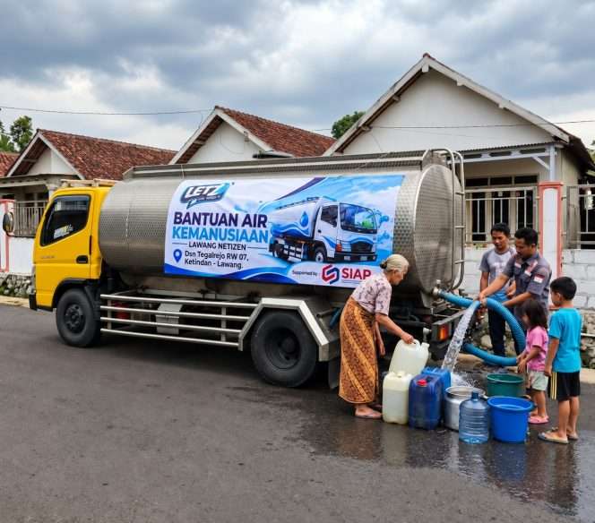 
 Warga RW 07 Tegalrejo, Ketindan, Lawang, antusias menerima bantuan air bersih 1 tangki dengan kapasitas 10.000 liter. (ist)
