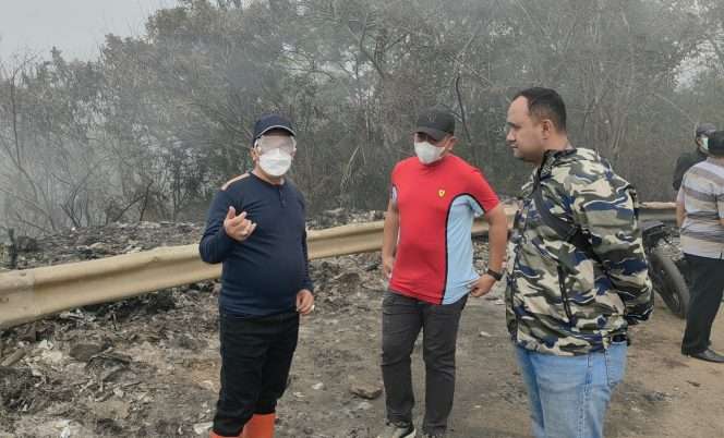 
 Kapolresta Malang Kota Kombes Pol Danang didampingi Kapolsek Sukun saat meninjau TPA Supit Urang untuk memastikan upaya mitigasi kebakaran berjalan optimal. (ist)