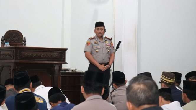 
 Kapolresta Malang Kota Kombes Pol Danang saat memberikan sambutan kepada jamaah Masjid Jenderal Sudirman usai pelaksanaan Salat Subuh Keliling. (ist)