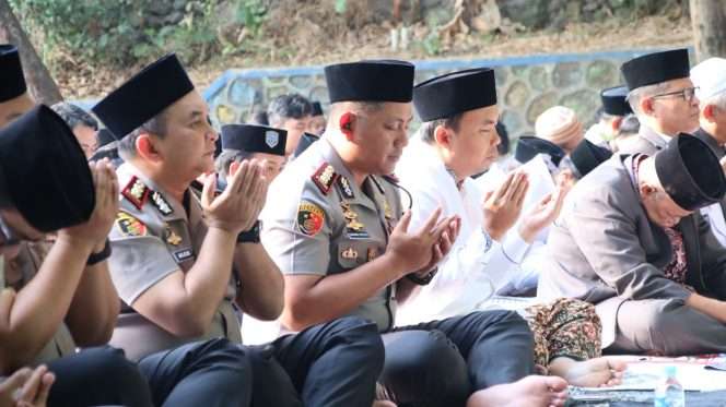 
 Kapolresta Malang Kota Kombes Pol Danang, Wakapolresta Malang Kota AKBP Alex, dan Wakil Wali Kota Malang Ali Muthohirin saat mengikuti salat istisqa. (ist)