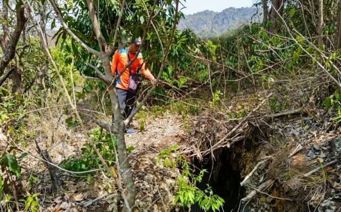 
 Personel BPBD melakukan pemantauan retakan tebing di sebelah timur Dusun Krajan Wetan, Desa Sitiarjo, Kecamatan Sumbermanjing Wetan, yang mulai muncul sekitar 2019 dan kini terus melebar. (Dok BPBD)