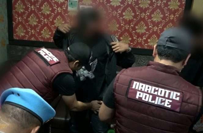 
 Seorang personel melakukan pemeriksaan dan penggeledahan, dalam operasi rutin Satresnarkoba Polres Malang bersama BNN,  merazia 2 tempat hiburan malam di Kepanjen, sebagai upaya pencegahan dan pemberantasan peredaran narkoba. (IG polresmalang_polisiadem)