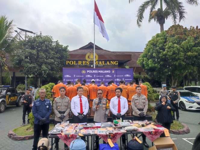 
 Kapolres Malang menyampaikan hasil ungkap Operasi Sikat Semeru 2026 dalam konferensi pers di Mapolres Malang. (Samid)