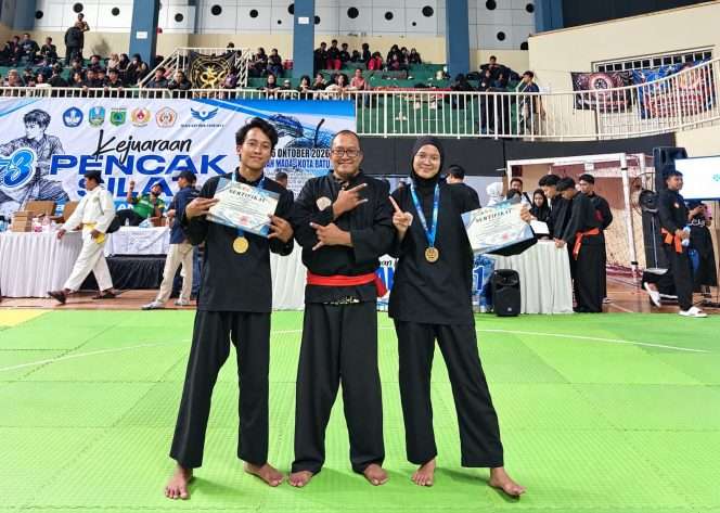 
 Armata M Azzam dan Aulya Cinta Asyura bersama pelatihnya (tengah) saat penutupan Batu Championship3 di GOR Gajah Mada Kota Batu. (Ist)
