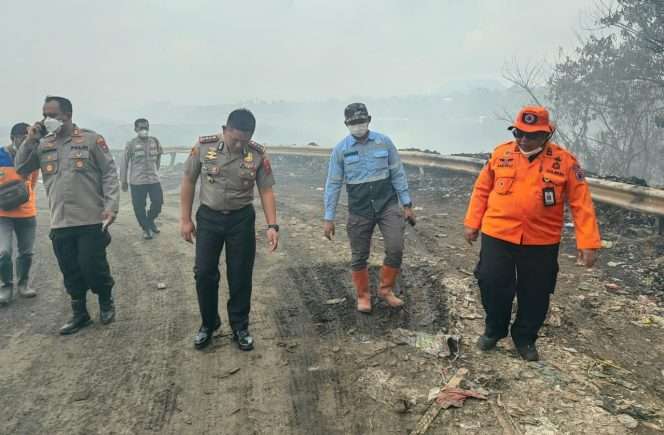 
 Kapolresta Malang Kota Kombes Pol Danang bersama Wakapolresta Malang Kota AKBP Alex meninjau langsung TPA Supit Urang untuk memastikan tidak ada titik api yang masih berkobar. (ist)