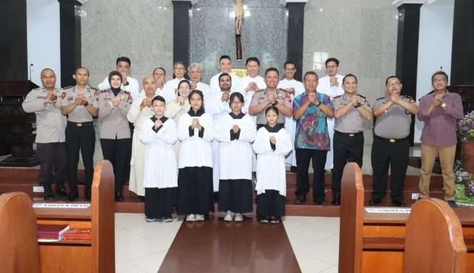 
 Kapolresta Malang Kota Kombes Pol Danang bersama Wakapolresta Malang Kota AKBP Alex dan jajaran Pejabat Utama (PJU) Polresta Malang Kota berfoto bersama para pendeta di Gereja Ratu Rosari. (ist)