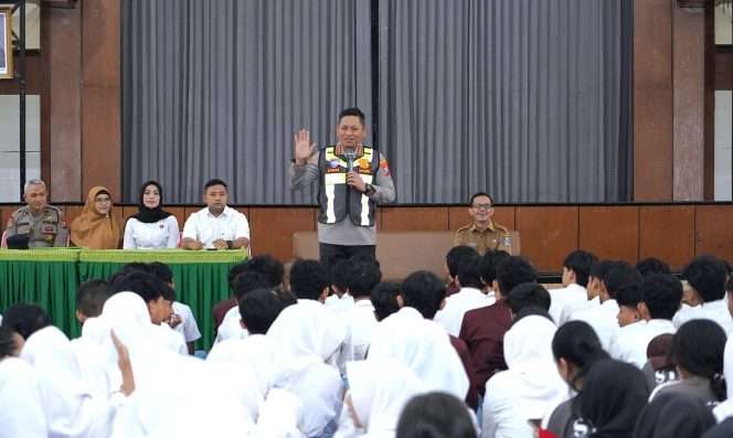 
 Kapolresta Malang Kota, Kombes Pol Danang, saat memberikan edukasi kepada siswa SMAN 4 Kota Malang. (ist)
