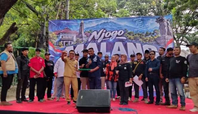 
 Ade Herawanto menyerahkan naskah deklarasi kepada ketua deklarasi. (ist)