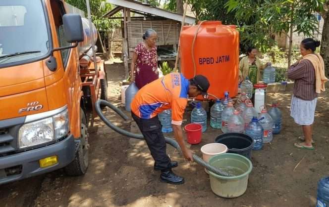 
 Suasana pendistribusian air bersih kepada warga. (IG BPBD)