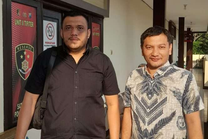 
 DAMPINGI: iwan Wibisono di Polres Malang saat hendak menjalani pemeriksaan didampingi penasihat hukumnya, VLF. Bili, SH, MH. (ist)