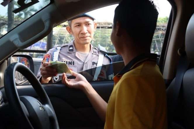 
 Polres Malang melakukan pemeriksaan kendaraan pribadi milik anggota kepolisian untuk memastikan kelengkapan administrasi dan standar keselamatan berkendara terpenuhi. (Humas Polres Malang)