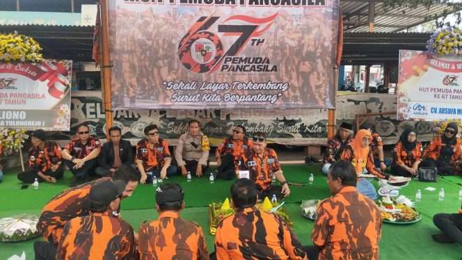 
 Ketua MPC PP Kota Batu, H. Endro Wahyu Wijoyono  S.Ikom saat tengah memotong tumpeng dalam kegiatan acara tasyakuran memperingati HUT ke-67. (Yan)