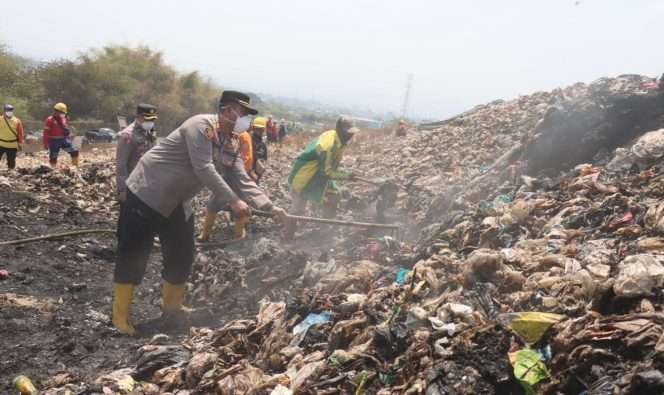 
 Anggota Polresta Malang Kota bersama petugas kebersihan melakukan proses pendinginan di lokasi TPA Supit Urang. (ist)