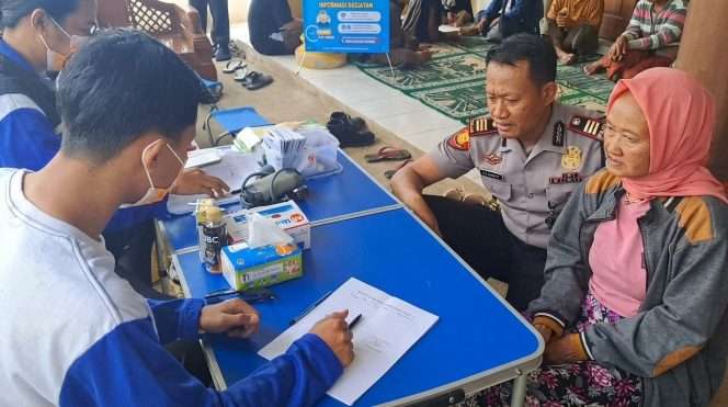 
 Jajaran Polsek Karangploso bersama Klinik Medika Sehati Karangploso dan Relawan Ambulan ULAS menggelar bakti sosial pemeriksaan kesehatan gratis bagi warga Sumbersari, Dusun Boro, Desa Tawangargo, Rabu (28/10/2026). (IG Polsek Karangploso)