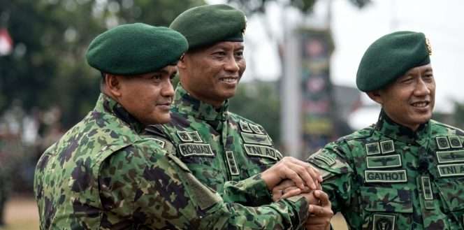 
 Salam komando, di kegiatan upacara dipimpin Danmenarmed 2/PY/2 Kostrad Kolonel Arm Rohmadi, S.Sos, sertijab pergantian pucuk pimpinan Batalyon Artileri Medan (Yonarmed) 1/AY/2/2 Kostrad, Letkol Arm Fauzi Raspati Al’Ans yori, S.Sos., melepas jabatan Komandan Batalyon kepada Letkol Arm Gatot Triwibowo, S.S.T.Han., di Lapangan Sudirman Yonarmed 1 Kostrad, Singosari, Selasa (27/10/2026). (IG yonarmed1_kostrad)