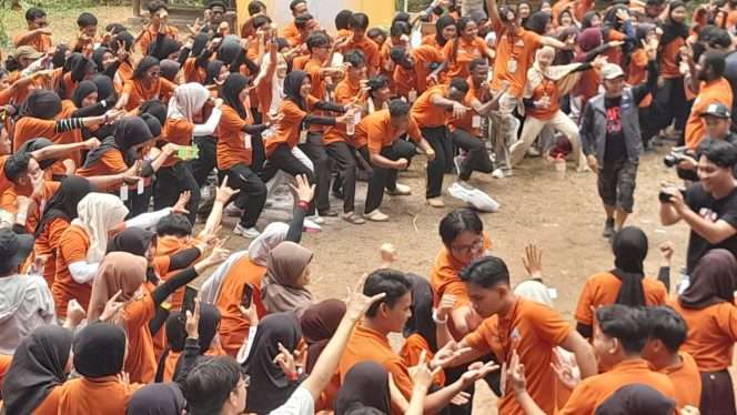 
 Para peserta Ahmad Dahlan Youth International Camp (ADIYC) 2026 mengikuti permainan di area perkemahan Pujon Hill UMM. (ist)