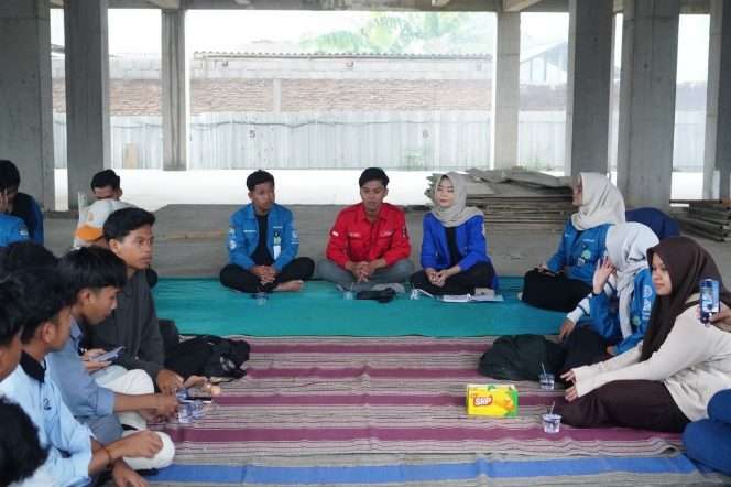 
 Fadhil Rohmatul Ula, Ketua LPM Platinum Universitas Al Qolam Malang (tengah jaket merah). (Fadhil for bacamalang)