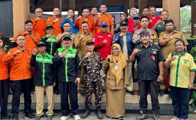 
 Berfoto bersama di sela giat kunjungan Tim Penilaian Kecamatan Tangguh Bencana (Kencana) di Pendopo Kecamatan Pakisaji. (IG Pakisaji)