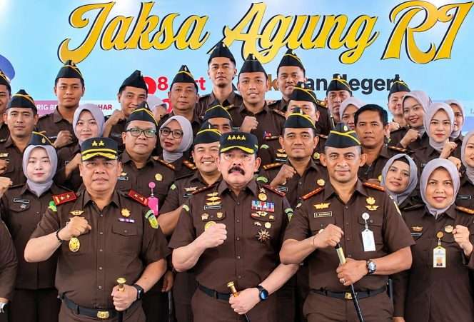 
 Jaksa Agung Republik Indonesia, Prof. Dr. H. Sanitiar Burhanuddin, S.H., M.M. (tengah), bersama Kepala Kejaksaan Negeri Kabupaten Malang, Dr. Fahmi, S.H., M.H (kiri Jaksa Agung), berfoto bersama di kegiatan kunker di Malang Raya. (IG Kejari Kabupaten Malang)