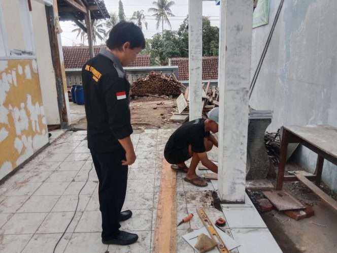 
 Kepala SMPK St. Antonius Kalipare, Yulius Sutrisno, saat memantau proses pengerjaan bantuan pembangunan Ruang Kelas Baru (RKB) dari Ahmad Basarah, PDI Perjuangan (PDIP). (ist)