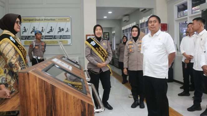 
 Anggota Polresta Malang Kota saat menjelaskan inovasi pelayanan kepada anggota Polda Papua Barat Daya. (ist)