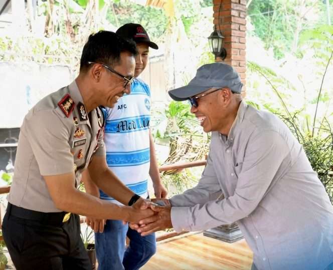
 Kapolres Malang AKBP Rulian Syauri berinteraksi langsung dengan warga Desa Sukolilo Wajak, dalam giat Kumpul Bersama Masyarakat memperkuat sinergi menciptakan situasi kondusif. (Humas Polres Malang)