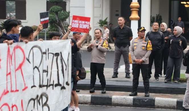 
 Kapolresta Malang Kota Kombes Pol Danang bersama Wakapolresta Malang Kota AKBP Alex dan anggota saat turun langsung ke lokasi aksi demonstrasi. (ist)