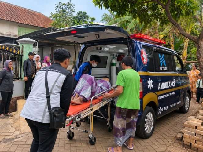 
 Proses evakuasi Mbah Samenu menuju Panti Jompo KNDJH di Kedungkandang, Kota Malang, menggunakan unit NS Ambulance. (Bastian for bacamalang)