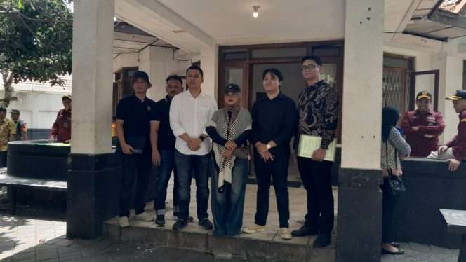 
 Kuasa hukum pemohon dari MSA Law Firm, Asadian Iriantika Wijanarko, S.H., Brian Yuristio, S.H., dan Ferdian Tactona Grandis, S.H., usai pelaksanaan eksekusi pengosongan rumah. (Rohim Alfarizi)