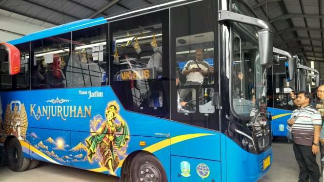 
 Marketing Divisi Karoseri PO Tentrem, Setia Budi Widjaja Octavianus, saat menjelaskan fungsi berbagai fasilitas di dalam bus Trans Jatim Koridor 2. (ist)