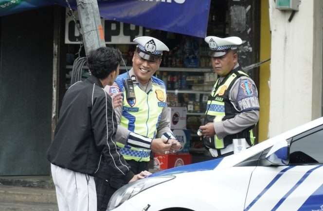
 Polisi memeriksa kelengkapan surat, mengimbau setiap pengendara selalu mematuhi aturan, menggunakan perlengkapan keselamatan, serta memastikan kelengkapan kendaraan sebelum bepergian. (Humas Polres Malang)