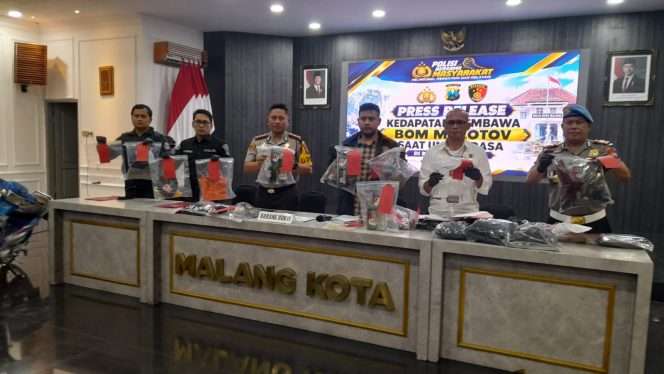 
 Kapolresta Malang Kota Kombes Pol. Danang, didampingi Kasat Reskrim Polresta Malang Kota Kompol Septiawan dan Kasi Humas Polresta Malang Kota Ipda Lukman, menunjukkan barang bukti terkait kasus pembakaran TPA Supit Urang. (Rohim Alfarizi)