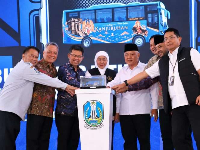 
 Simbolis peresmian layanan Bus Trans Jatim Koridor II Malang Raya di Pendopo Kabupaten Malang, oleh Gubernur Jawa Timur Hj. Khofifah Indar Parawansa, M.Si., bersama forkopimda. (ist)