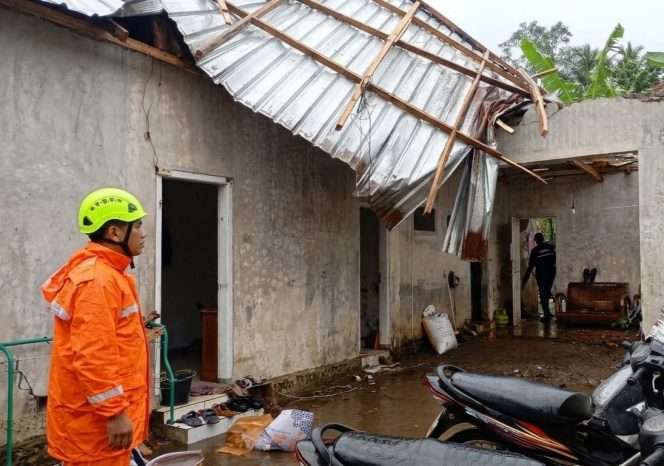 
 Kondisi atap salah satu rumah warga yang rusak diterjang angin kencang di Singosari. (ist)