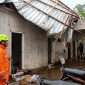 Kondisi atap salah satu rumah warga yang rusak diterjang angin kencang di Singosari. (ist)