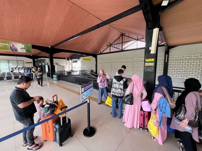 
 Pelanggan kereta api saat melakukan proses boarding sebelum keberangkatan. (ist)