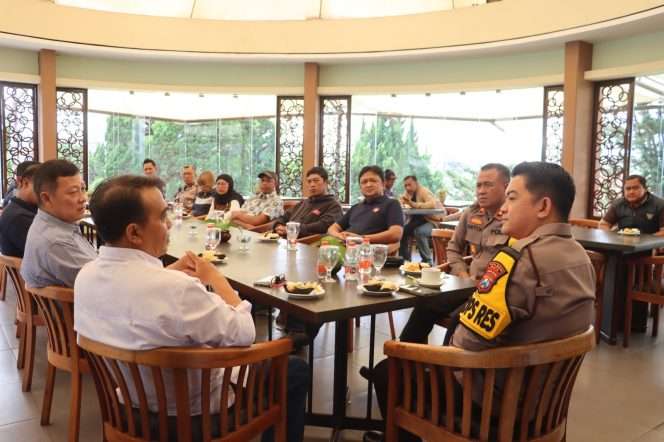 
 AKBP Panji Gedhe Prabawa, S.H., S.I.K., M.A.P., saat silaturahmi ngopi bareng bersama pengurus SPSI Kota Batu di Hotel Purnama. (Yan)