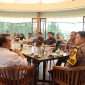 AKBP Panji Gedhe Prabawa, S.H., S.I.K., M.A.P., saat silaturahmi ngopi bareng bersama pengurus SPSI Kota Batu di Hotel Purnama. (Yan)