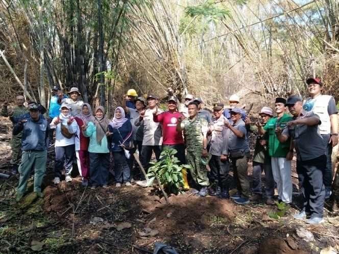 
 Berfoto bersama di sela giat menjaga kelestarian sumber mata air yang dilakukan Muspika Lawang bersama warga dengan menanam pohon di Dusun Mlaten Kelurahan Kalirejo, Lawang. (ist)