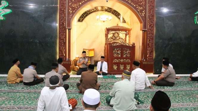 
 Kapolresta Malang Kota Kombes Pol Danang, Wakapolresta Malang Kota AKBP Alex, dan para PJU Polresta Malang Kota bersama takmir Masjid Al Amin saat melaksanakan program Suling. (ist)