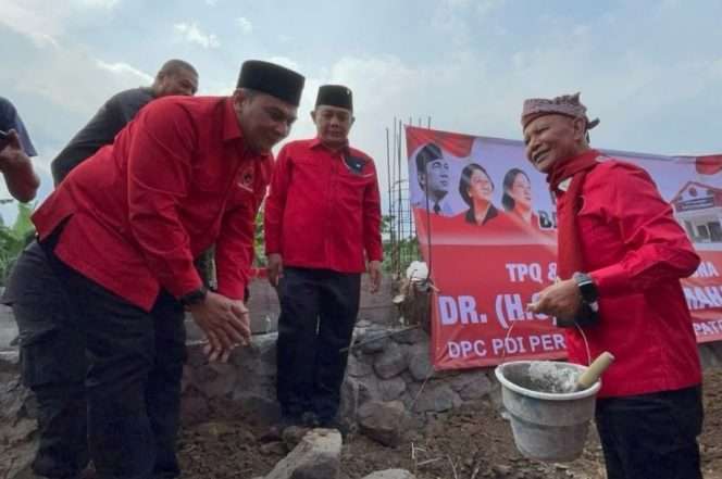 
 Ketua Fraksi PDI Perjuangan DPRD Kabupaten Malang, Abdul Qodir (kiri) saat mendampingi Buya Said Abdullah pada peletakan batu pertama pembangunan Sekolah Tahfidz Al-Quran di DPC PDI Perjuangan Kabupaten Malang belum lama ini. (ist) 