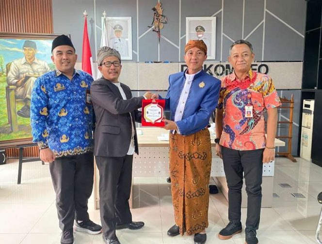 
 Ketua Bawaslu Kota Batu bersama Kadiskominfo Kota Batu. (ist)