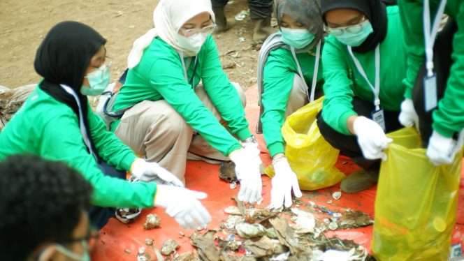 
 Proses pemilahan sampah dalam rangkaian aksi Global Care Week 2026 di UB Forest Resort Buntoro, Senin (5/10/2026), dengan melibatkan mahasiswa dan berbagai unsur masyarakat. (ist)