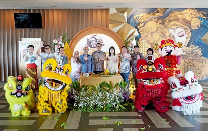 
 Perayaan ulang tahun ke-5 Grand Mercure Malang Mirama menghadirkan nuansa budaya melalui pertunjukan barongsai, sabtu (10/10/2026). Atraksi tersebut dilengkapi tradisi Cai Qing Bao, yang dalam budaya Tionghoa memiliki makna simbolis berupa harapan akan keberuntungan, kemakmuran, dan masa depan yang baik. (ist)