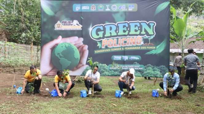 
 Kapolresta Malang Kota Kombes Pol Danang, Wakapolresta Malang Kota AKBP Alex, bersama Wali Kota Malang Wahyu Hidayat saat melakukan penanaman pohon buah di kawasan Sumber Juwet, Kelurahan Pisangcandi. (ist)